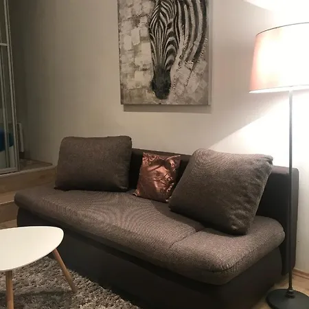 Cozy And Quiet Near The Parliament Apartment